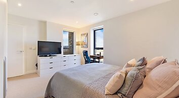 Lovely Luminous 3 Bed Flat, With Secure Ev Parkng