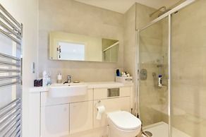 Lovely Luminous 3 Bed Flat, With Secure Ev Parkng