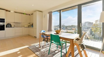 Lovely Luminous 3 Bed Flat, With Secure Ev Parkng