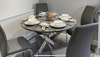 Stylish Scottish House With Garden and Parking
