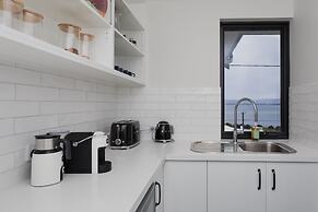 Vancouver's End by the BnB Collection