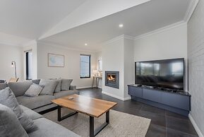 Vancouver's End by the BnB Collection