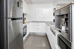 Pool View City Centre Apartment 202