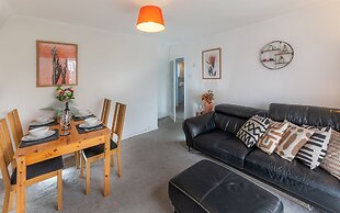 Charming 2-bed Apartment in Windsor - Free Parking