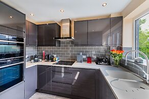 Charming 2-bed Apartment in Windsor - Free Parking