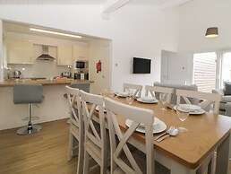 Harcombe House Pet Friendly Bungalow
