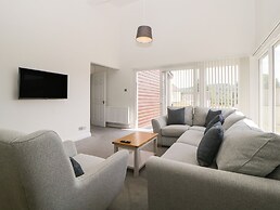 Harcombe House Pet Friendly Bungalow