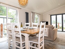 Loubi's Lakeside Lodge