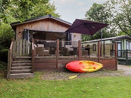 Loubi's Lakeside Lodge