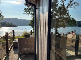 Loubi's Lakeside Lodge