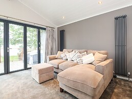 Loubi's Lakeside Lodge