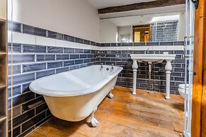 Remarkable 4-bed Cottage in Cearleon