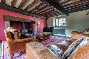 Remarkable 4-bed Cottage in Cearleon