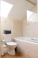 1 Bed Flat - Sleeps 2 - Parking - Wifi