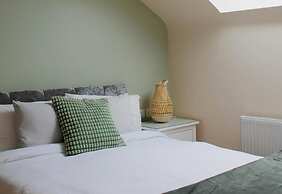 1 Bed Flat - Sleeps 2 - Parking - Wifi