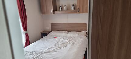 Lovely 8 Berth Direct Beach Access