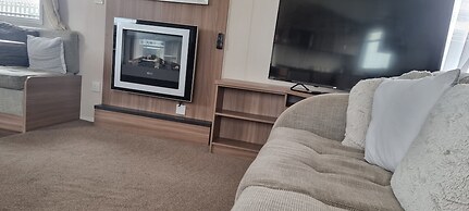 Lovely 8 Berth Direct Beach Access