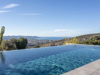 3-bdr Villa With Stunning Infinity Pool