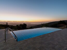 3-bdr Villa With Stunning Infinity Pool