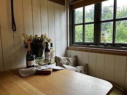 The Crooked Gate - Luxury Romantic Getaway