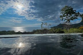 Luxe 4 Bdrm Villa w Epic Oceanview Infinity Pool
