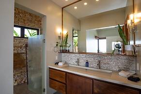 Luxe 4 Bdrm Villa w Epic Oceanview Infinity Pool