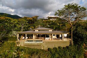 Luxe 4 Bdrm Villa w Epic Oceanview Infinity Pool