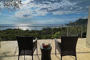 Luxe 4 Bdrm Villa w Epic Oceanview Infinity Pool