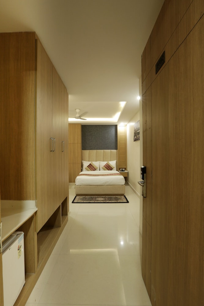 Hotel Sakura by Maps, GURGAON