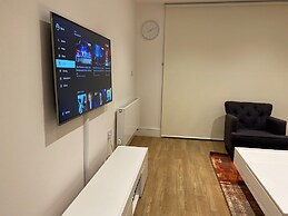 STUNNING 2 BED APARTMENT WITH PARKING