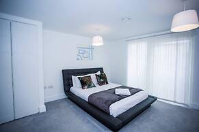 STUNNING 2 BED APARTMENT WITH PARKING