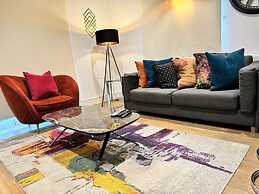 STUNNING 2 BED APARTMENT WITH PARKING