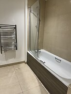 STUNNING 2 BED APARTMENT WITH PARKING