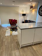 STUNNING 2 BED APARTMENT WITH PARKING