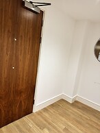 STUNNING 2 BED APARTMENT WITH PARKING