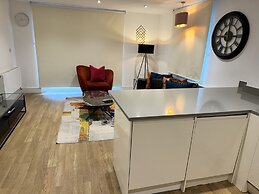 STUNNING 2 BED APARTMENT WITH PARKING