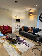 STUNNING 2 BED APARTMENT WITH PARKING