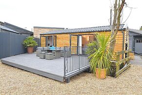 Cheerful 1BD Cottage With Parking Nr Guildford