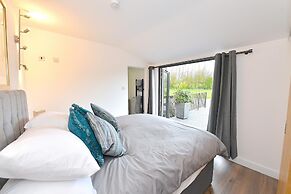 Cheerful 1BD Cottage With Parking Nr Guildford