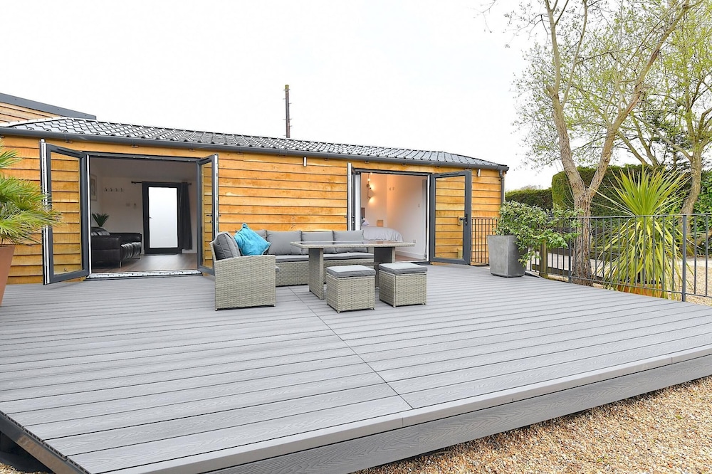 Cheerful 1BD Cottage With Parking Nr Guildford
