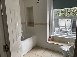 Spacious 2-bed Apartment With Free Parking