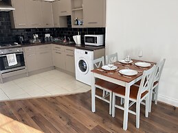 Spacious 2-bed Apartment With Free Parking