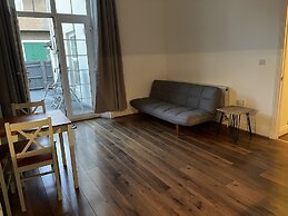 Spacious 2-bed Apartment With Free Parking