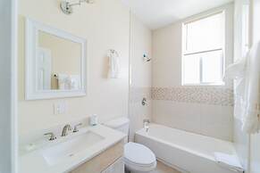 Le Bleu Bed and Breakfast
