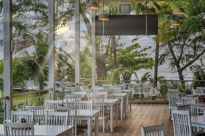 Foxoso La Beach Resort & Spa