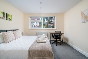 Spacious Pet Friendly 2-bed Apartment in Redhill