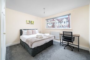 Spacious Pet Friendly 2-bed Apartment in Redhill