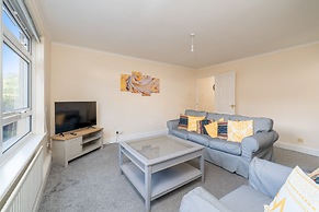 Spacious Pet Friendly 2-bed Apartment in Redhill