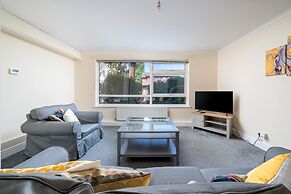 Spacious Pet Friendly 2-bed Apartment in Redhill