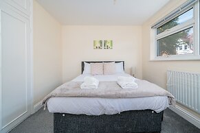 Spacious Pet Friendly 2-bed Apartment in Redhill